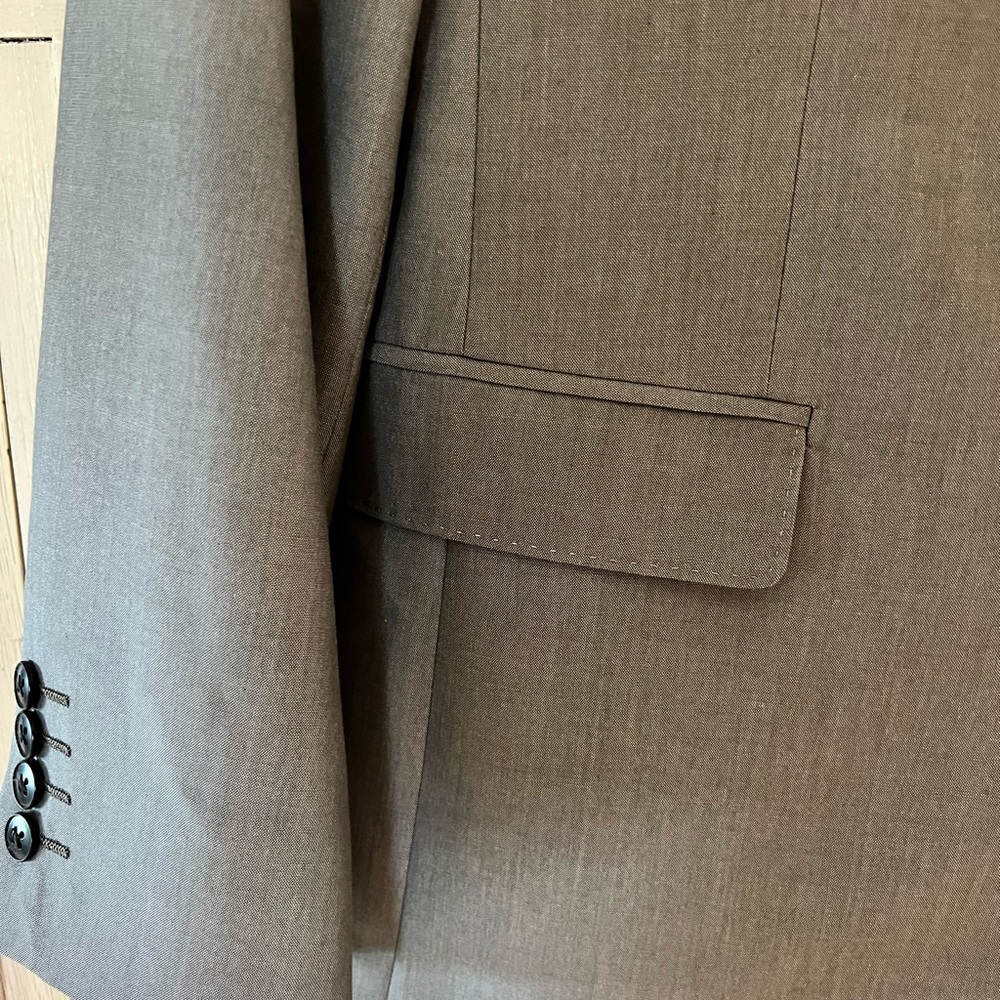Grey brand new suit coat. 40R PERFECT CONDITION - Picture 4 of 6